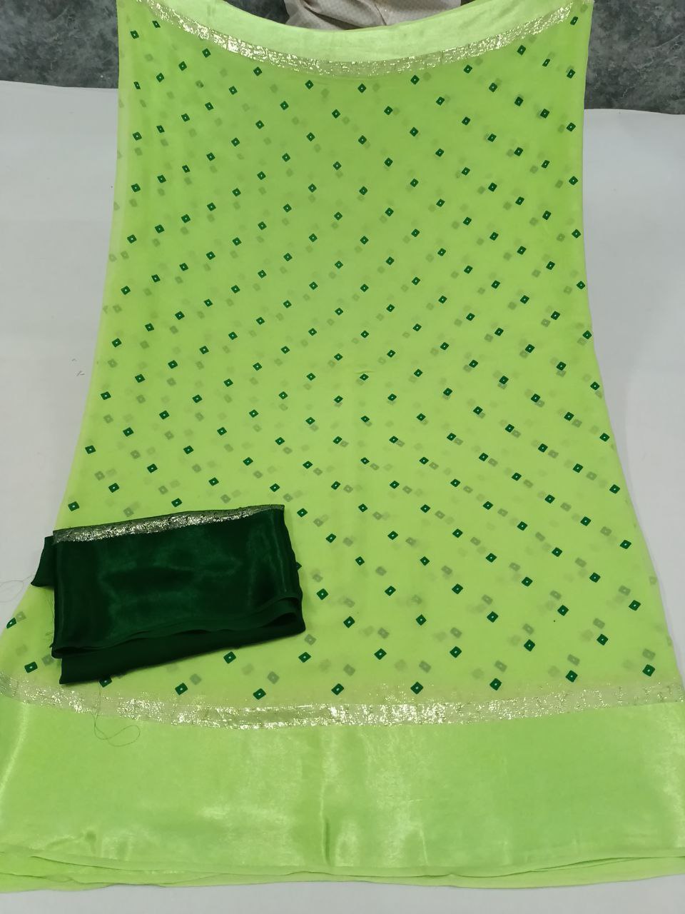 Pure Georgette Bandhani Print Saree with Satin Border & Contrast Green Blouse